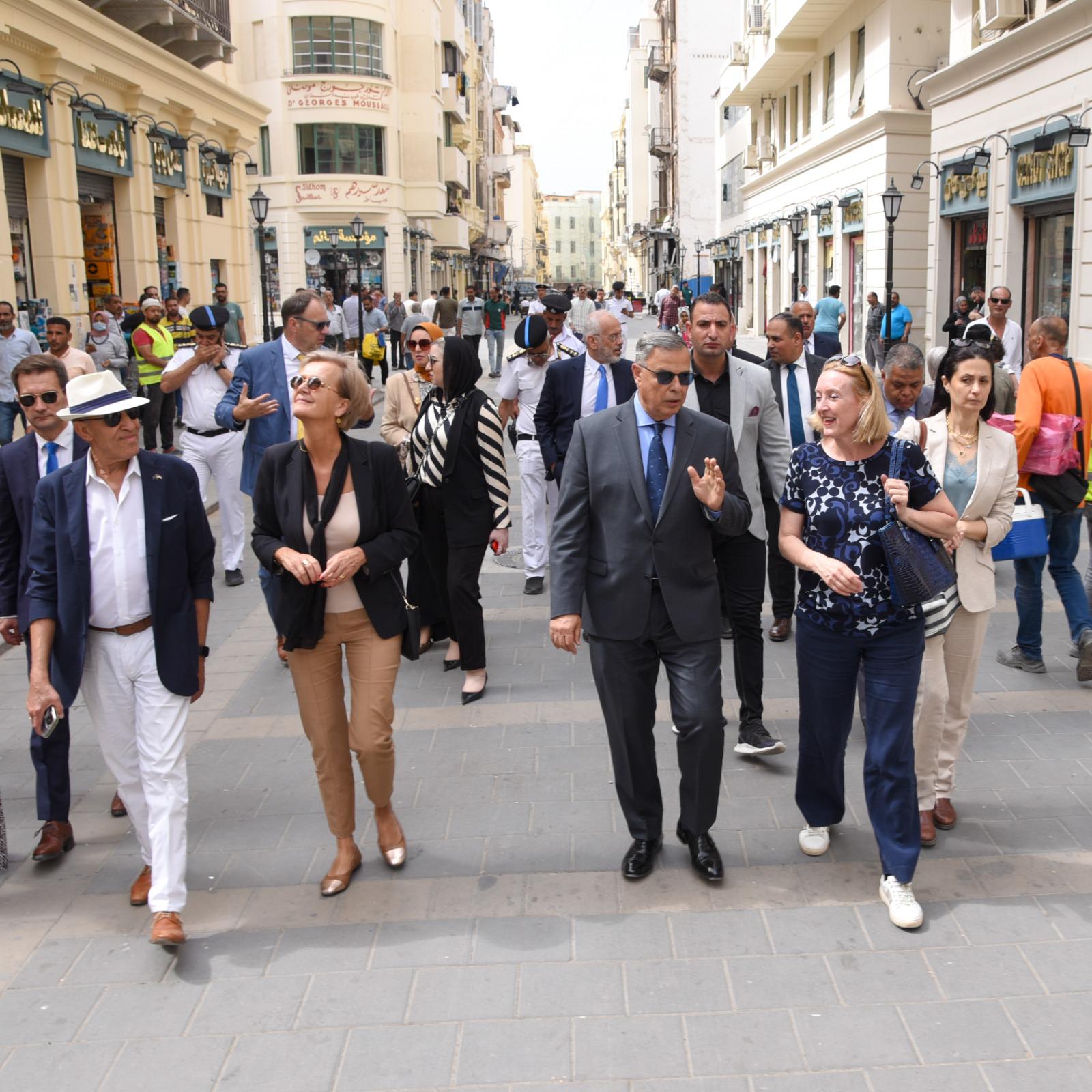 محافظ الإسكندرية وسفيرة الاتحاد الأوروبي يتفقدان مشروع إحياء شارع النبي دانيال التراثي