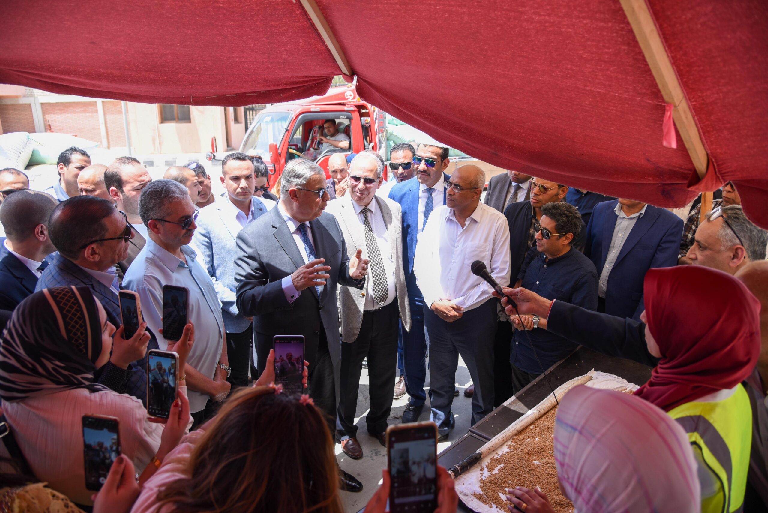 محافظ الإسكندرية يشهد انطلاق موسم توريد القمح بالعامرية