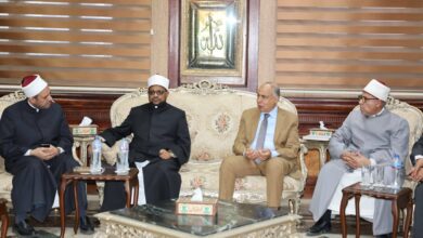 محافظ المنيا يلتقي بالأمين العام لمجمع البحوث الإسلامية لبحث تفعيل مبادرة “من أحياها” لمواجهة ظاهرة الثأر