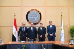 وزير الصناعة يشهد توقيع عقد ترخيص شركة رحلة رايدز لتنظيم خدمات النقل البري