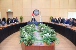 وزير الصناعة يشهد توقيع عقد ترخيص شركة رحلة رايدز لتنظيم خدمات النقل البري