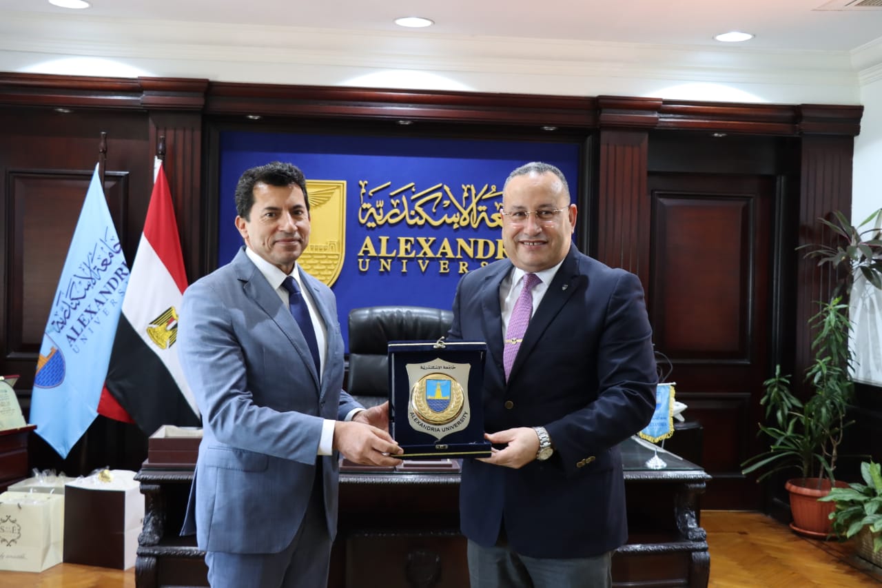 رئيس جامعة الاسكندرية يستقبل وزير الشباب والرياضة بمقر الجامعة