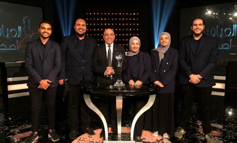 محافظ الإسكندرية يهنئ أبطال مراكز الشباب بعد تتويجهم بلقب العباقرة أصحاب