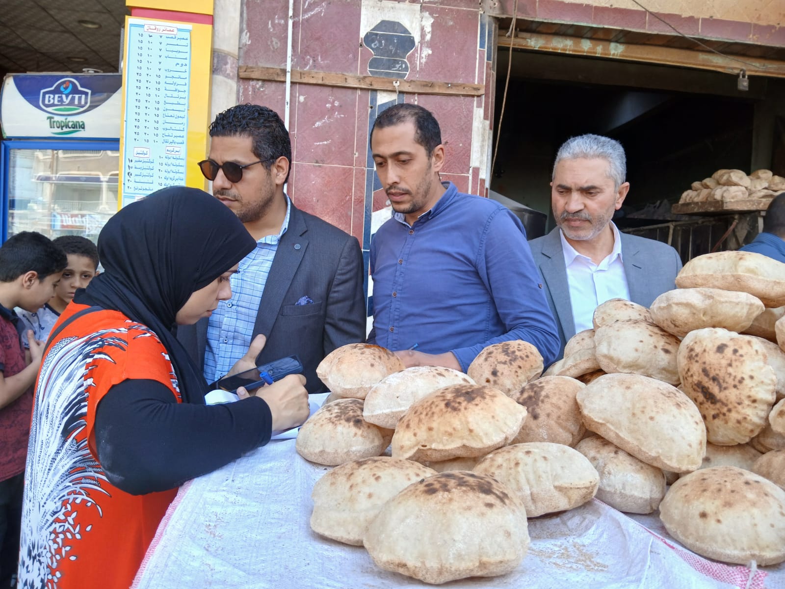 وكيل وزارة التموين يقود حملة تموينية مكبرة على الأسواق و المخابز بحى العجمى