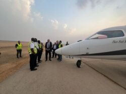 وزير الطيران المدني يتابع إجراءات التعامل مع حالة هبوط اضطراري لطائرة خاصة