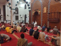 نائب رئيس جامعة الأزهر للوجه القبلي يشارك في جلسة علمية لتفسير سورة المائدة .