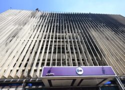 رئيس الوزراء يتفقد سنترال رمسيس ويستعرض تقريرا مع وزير الاتصالات