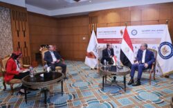 وزير البترول يستعرض مع ثاني أكبر منتج للذهب في العالم