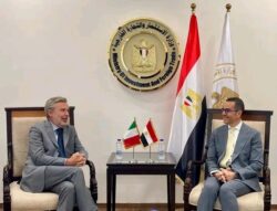 الاستثمار والتجارة الخارجية يلتقى سفير دولة إيطاليا بالقاهرة متابعة/فاتن الصعيدي استقبل المهندس حسن الخطيب وزير الاستثمار والتجارة الخارجية، السفير ميكيلي كواروني سفير دولة إيطاليا بالقاهرة حيث بحث اللقاء سبل تعزيز التعاون الاقتصادي المشترك وزيادة الاستثمارات الإيطالية في مصر في ضوء العلاقات الاستراتيجية المتميزة بين البلدين وأكد الوزير أن وزارة الاستثمار والتجارة الخارجية تولي اهتماما كبيرا بتوفير مناخ استثماري جاذب وتقديم التيسيرات للمستثمرين الايطاليين وتنفيذ خطة عمل متكاملة لفتح مجالات جديدة للاستثمارات الايطالية وذلك من خلال التواصل مع مجتمع الاعمال الايطالى لعرض فرص التعاون المشترك وتسهيل إجراءات الاستثمار وتقديم كافة سبل الدعم اللازم للمستثمرين الايطاليين خاصة في ضوء ما تشهده الفترة الحالية من توفير دعم غير مسبوق للقطاع الخاص وتشجيع الشركات الأجنبية لضخ مزيد من الاستثمارات في السوق المصري وأشار الوزير إلى قيام الدولة بإجراء العديد من الإصلاحات الإقتصادية خلال الفترة السابقة بهدف تهيئة بيئة ومناخ الأعمال وتبسيط الإجراءات الجمركية وتقليل زمن الافراج الجمركي بهدف التسهيل على المستثمرين لافتا الى القطاعات الاستثمارية التي تحظى باهتمام الجانبين والتى تشمل الاقتصاد الأخضر و تحلية المياة وإعادة التدوير والصناعات ذات الأولوية. ومن جانبه أعرب السفير ميكيلي كواروني سفير دولة إيطاليا بالقاهرة عن تقدير بلاده لجهود الحكومة المصرية الهادفة لتحسين مناخ الاستثمار مؤكدا أن التنسيق المستمر مع وزارة الاستثمار والتجارة الخارجية سيمهد الطريق لمزيد من التعاون وفتح فرص جديدة أمام المستثمرين الإيطاليين في السوق المصري خاصة في القطاعات ذات الأولوية للجانب الايطالى كما أشار كواروني إلى أن هناك العديد من الشركات الإيطالية والتى تتطلع للاستثمار في مصر في عدة مجالات كما اشاد بالاهتمام الذي توليه الوزارة بمتابعة الشركات الإيطالية القائمة في مصر معربا عن تطلعه لدراسة مدى إمكانية الإعداد لزيارة ترويجية إلى إيطاليا لعرض مستجدات بيئة ومناخ الأعمال في مصر والفرص الاستثمارية