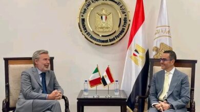 الاستثمار والتجارة الخارجية يلتقى سفير دولة إيطاليا بالقاهرة متابعة/فاتن الصعيدي استقبل المهندس حسن الخطيب وزير الاستثمار والتجارة الخارجية، السفير ميكيلي كواروني سفير دولة إيطاليا بالقاهرة حيث بحث اللقاء سبل تعزيز التعاون الاقتصادي المشترك وزيادة الاستثمارات الإيطالية في مصر في ضوء العلاقات الاستراتيجية المتميزة بين البلدين وأكد الوزير أن وزارة الاستثمار والتجارة الخارجية تولي اهتماما كبيرا بتوفير مناخ استثماري جاذب وتقديم التيسيرات للمستثمرين الايطاليين وتنفيذ خطة عمل متكاملة لفتح مجالات جديدة للاستثمارات الايطالية وذلك من خلال التواصل مع مجتمع الاعمال الايطالى لعرض فرص التعاون المشترك وتسهيل إجراءات الاستثمار وتقديم كافة سبل الدعم اللازم للمستثمرين الايطاليين خاصة في ضوء ما تشهده الفترة الحالية من توفير دعم غير مسبوق للقطاع الخاص وتشجيع الشركات الأجنبية لضخ مزيد من الاستثمارات في السوق المصري وأشار الوزير إلى قيام الدولة بإجراء العديد من الإصلاحات الإقتصادية خلال الفترة السابقة بهدف تهيئة بيئة ومناخ الأعمال وتبسيط الإجراءات الجمركية وتقليل زمن الافراج الجمركي بهدف التسهيل على المستثمرين لافتا الى القطاعات الاستثمارية التي تحظى باهتمام الجانبين والتى تشمل الاقتصاد الأخضر و تحلية المياة وإعادة التدوير والصناعات ذات الأولوية. ومن جانبه أعرب السفير ميكيلي كواروني سفير دولة إيطاليا بالقاهرة عن تقدير بلاده لجهود الحكومة المصرية الهادفة لتحسين مناخ الاستثمار مؤكدا أن التنسيق المستمر مع وزارة الاستثمار والتجارة الخارجية سيمهد الطريق لمزيد من التعاون وفتح فرص جديدة أمام المستثمرين الإيطاليين في السوق المصري خاصة في القطاعات ذات الأولوية للجانب الايطالى كما أشار كواروني إلى أن هناك العديد من الشركات الإيطالية والتى تتطلع للاستثمار في مصر في عدة مجالات كما اشاد بالاهتمام الذي توليه الوزارة بمتابعة الشركات الإيطالية القائمة في مصر معربا عن تطلعه لدراسة مدى إمكانية الإعداد لزيارة ترويجية إلى إيطاليا لعرض مستجدات بيئة ومناخ الأعمال في مصر والفرص الاستثمارية