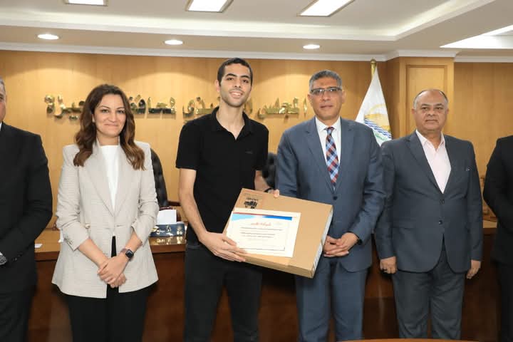 محافظ الجيزة يُكرِّم أوائل الثانوية العامة والدبلومات الفنية من أبناء المحافظة