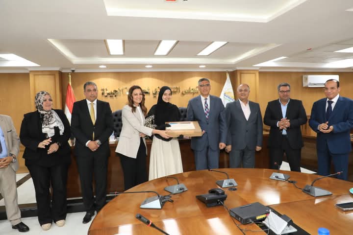محافظ الجيزة يُكرِّم أوائل الثانوية العامة والدبلومات الفنية من أبناء المحافظة