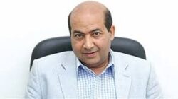 عادل إمام يطمئن جمهوره بصورة عائلية نادرة