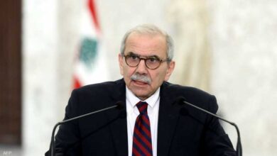 "حصرية السلاح" تتصدر جلسة مجلس الوزراء اللبناني"المفصلية".. الثلاثاء المقبل تتجه الأنظار إلى جلسة يوم الثلاثاء المقبل التي يعقدها مجلس الوزراء اللبناني في قصر بعبدا؛ للنظر في مسألة تنفيذ البيان الوزاري للحكومة في شقه المتعلق ببسط سيادة الدولة على جميع أراضيها بقواها الذاتية حصراً، وبالترتيبات الخاصة بوقف الأعمال العدائية الصادرة في شهر نوفمبر 2024. ويعقد مجلس الوزراء جلسة عند الساعة الثالثة من بعد ظهر الثلاثاء المقبل، في القصر الجمهوري، في بعبدا، برئاسة رئيس الحكومة نواف سلام؛ لبحث مجموعة من البنود المدرجة على جدول أعماله. ويتصدر جدول الأعمال استكمال البحث في تنفيذ البيان الوزاري للحكومة في شقه المتعلق ببسط سيادة الدولة على جميع أراضيها بقواها الذاتية حصراً، إضافة إلى مناقشة الترتيبات الخاصة بوقف الأعمال العدائية لشهر نوفمبر 2024. كما يتناول المجلس تعيينات مختلفة، إلى جانب مشروع قانون معجل لتعديل المادة الخامسة من القانون المعجل رقم 42 تاريخ 24 نوفمبر 2015 المتعلق بالتصريح عن نقل الأموال عبر الحدود، ومشروع قانون آخر لتعديل القانون رقم 44 تاريخ 24 نوفمبر2015 الخاص بمكافحة غسل الأموال وتمويل الجماعات المسلحة. وسيبحث الوزراء طلب وزارة البيئة الموافقة على مشروع مرسوم لإبرام النظام الأساسي لمرفق البيئة العربي، وطلب وزارة الثقافة الموافقة على مذكرة تفاهم بين المكتبة الوطنية اللبنانية والمكتبة الوطنية الإسبانية مع تفويض الوزير التوقيع عليها. "حصرية السلاح" تتصدر جلسة مجلس الوزراء اللبناني"المفصلية".. الثلاثاء المقبل