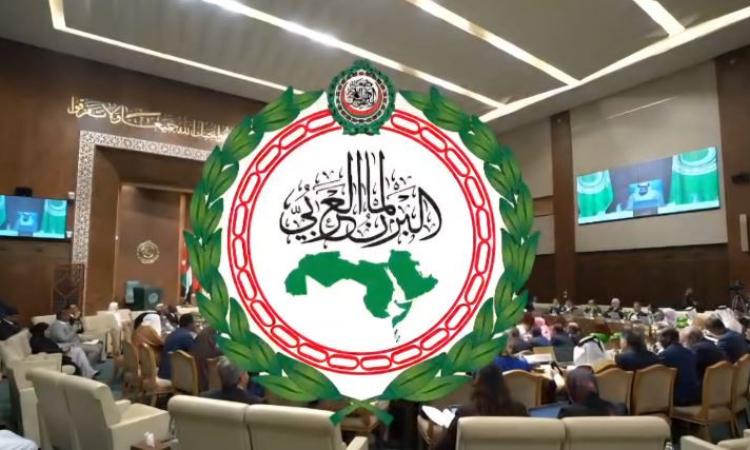 البرلمان العربي يستنكر تصريحات نتنياهو بشأن ما يسمى "إسرائيل الكبرى" أعرب البرلمان العربي، عن إدانته الشديدة، ورفضه القاطع لتصريحات رئيس وزراء كيان الاحتلال الإسرائيلي بنيامين نتنياهو بشأن ما يسمى بـرؤية "إسرائيل الكبرى"، معتبرًا هذه التصريحات تمثل استفزازًا صارخًا، وانتهاكًا سافرًا لقرارات الشرعية الدولية التي تؤكد بطلان أي إجراءات أو سياسات تهدف إلى ضم الأراضي الفلسطينية أو تغيير وضعها القانوني والتاريخي، أو المساس بسيادة الدول وأمن واستقرار المنطقة. وأكد محمد بن أحمد اليماحي رئيس البرلمان العربي، أن مثل هذه التصريحات العدوانية بشأن التوسع أو استقطاع أراض من دول عربية ذات سيادة، تكشف مجددًا عن الطبيعة التوسعية والعنصرية لسلطات كيان الاحتلال، وتدل على إصرارها على مواصلة مشروعها التوسعي والاستيطاني والتهويدي، وتنكرها التام للقوانين والأعراف الدولية بشأن سيادة الدول على أراضيها، ولكافة الحقوق المشروعة للشعب الفلسطيني، وفي مقدمتها إقامة دولته المستقلة ذات السيادة على أراضيه استنادًا للقوانين الدولية ذات الصلة. مجددًا دعوة البرلمان العربي، المجتمع الدولي والأمم المتحدة إلى تحمل مسؤولياتهم القانونية والأخلاقية ووقف هذه التصريحات والسياسات الاستفزازية، والعمل الجاد على إنهاء الاحتلال، ووقف الإبادة الجماعية، وضمان تحقيق السلام العادل والشامل وفق قرارات الشرعية الدولية ومبادرة السلام العربية البرلمان العربي يستنكر تصريحات نتنياهو بشأن ما يسمى "إسرائيل الكبرى"