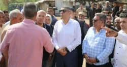 بشرى سارة للشعب السكندرى متابعة/محمد عبدالله سليمان أجرى الفريق أحمد خالد حسن سعيد، محافظ_الإسكندرية، جولة ميدانية بنطاق حي شرق، تفقد خلالها شارع أبو قير لمتابعة أعمال استكمال مراحل استراتيجية وخطة المحافظة للحد من الاختناقات المرورية بالمحاور الحيوية، وذلك في إطار الاستجابة الفورية لشكاوى المواطنين بشأن الكثافات المرورية بالمناطق الحيوية. وخلال جولته، أصدر محافظ الإسكندرية توجيهات مشددة إلى مسؤولي حي شرق بضرورة منع استغلال الأرصفة الخاصة بالمشاة لمعارض السيارات في نطاق شارع أبو قير، مشددًا على أهمية الحفاظ على حق المواطنين في استخدام الأرصفة بأمان. كما وجه سيادته الشركة المنفذة بسرعة إنجاز الأعمال وفق الجدول الزمني المحدد، وأكد على ضرورة تنسيق الجهود مع إدارة الحدائق المركزية لتحديد مواقع مناسبة للأشجار والزراعات واللافتات المرورية، بما يحافظ على المظهر الحضاري والطابع الجمالي للمنطقة. وفي هذا الإطار، سيتم استبدال الأشجار الحالية، أسوةً بما تم في مشروعات التحسينات المرورية السابقة، وذلك بزراعة أنواع ملائمة تضيف لمسات جمالية مثل أشجار الجاكراندا والبونسيانا والبلتفورم، مع التدعيم بالنباتات العطرية مثل مسك الليل والعتر البلدي والريحان، وذلك في الجذر الوسطي. أما بالنسبة للأرصفة على جانبي الطريق، فقد تم اختيار أشجار لا تعيق حركة المشاة ومنتظمة النمو حتى لا تتعارض مع واجهات المباني والخدمات، مثل شجرة السرو الإيطالي، مع التدعيم بشجيرات مثل التويا والجهنمية، وكذلك النباتات العطرية والزهور، وذلك في إطار خطة المحافظة للارتقاء بأعمال التشجير وفق الهوية البصرية للطرق. هذا وقد أعلنت محافظة الإسكندرية عن البدء في تنفيذ مشروع توسعة طريق الحرية (أبو قير)، وذلك في المسافة من منطقة سيدي جابر وحتى محطة ترام الوزارة، بهدف تحسين السيولة المرورية في مناطق سيدي جابر وسموحة، والتي تُعد من أكثر المناطق تكدسًا مروريًا. ويتضمن المشروع إضافة أربع حارات مرورية جديدة ليصل إجمالي عدد الحارات إلى 8 حارات (4 حارات في كل اتجاه)، بما يسهم في تعزيز الحركة المرورية وتخفيف الضغط على الطريق. ويُنفذ المشروع على عدة مراحل، تبدأ المرحلة الأولى من شارع إبراهيم الشريف حتى شارع سوريا، وتستغرق مدة تنفيذها 45 يومًا، بمعدل ثلاثة أسابيع لكل اتجاه.