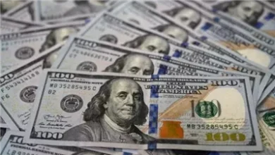 أسعار الدولار تعود للتراجع إلى أدنى مستوى له خلال عام خلال تعاملات اليوم.