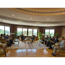 وزير الطيران يبحث مع وفد شركة بوينج العالمية تحديث أسطول الطائرات المصرية وزير الطيران المدني يبحث مع وفد شركة "بوينج" التعاون في مجال النقل الجوي. استقبل الدكتور سامح الحفني وزير الطيران المدني إنبيسي يتباريك، نائب رئيس شركة بوينج لمبيعات وتسويق الطائرات التجارية بأفريقيا، وكيث نيدا، المدير العام لمبيعات الطائرات التجارية بالشرق الأوسط وأفريقيا، والوفد المرافق لهما، وذلك بمقر ديوان عام الوزارة بحضور المحاسب أماني متولي الوكيل الدائم لوزارة الطيران المدني، والطيار أحمد عادل رئيس الشركة القابضة لمصر للطيران والطيار شريف خليل مساعد رئيس الشركة القابضة و الطيار محمد عليان رئيس شركة مصر للطيران للخطوط الجوية، و أحمد مرعي رئيس قطاع التخطيط بالشركة القابضة لمصر للطيران. وتناول اللقاء بحث آفاق التعاون المشترك بين الجانبين، ومناقشة أبرز التحديات التي تواجه صناعة النقل الجوي عالميًا، وفي مقدمتها ما يتعلق باضطرابات سلاسل الإمداد وتأثيرها على خطط الإنتاج والتسليم. كما تطرق الجانبان إلى استعراض فرص التعاون في مجالات الدعم الفني، وتحديث الأسطول، ورفع كفاءة التشغيل بما يسهم في تعزيز القدرة التنافسية لشركة مصر للطيران على الصعيدين الإقليمي والدولي، فضلا عن متابعة تنفيذ خطة التوريد الخاصة بـ (18) طائرة من طراز B737-8MAX، والتي من المقرر أن تبدأ الشركة في تسلّم أولى طائراتها مطلع العام المقبل. وفى هذا السياق؛ أكد الدكتور سامح الحفني وزير الطيران المدني على عمق العلاقات الممتدة التي تجمع قطاع الطيران المدني المصري وشركة بوينج العالميه، والتي قد تجاوزت نصف قرن من التعاون المثمر في مختلف المجالات، مشيرًا إلى أهمية البناء على هذه العلاقات الاستراتيجية من خلال توسيع مجالات التعاون، لاسيّما في مجالات التدريب، ونقل الخبرات والتكنولوجيا، والدعم الفني، بما يسهم في تعزيز كفاءة الكوادر الفنية ورفع مستوى الخدمات المقدمة للمسافرين. كما أوضح الحفني أن الدولة المصرية تفتح أبوابها لكافة المبادرات التي تعزز من استدامة قطاع الطيران وتدعم خطط التطوير والتحديث الجارية به، مؤكدًا أن الوزارة تسعى إلى خلق بيئة استثمارية جاذبة أمام الشركات العالمية المتخصصة في مجال صناعة النقل الجوي . ومن جانبه، أعرب السيد إنبيسي يتباريك عن تقديره للتعاون القائم مع قطاع الطيران المدني المصري،، مؤكدًا أن شركة مصر للطيران تُعد من الشركاء الاستراتيجيين لبوينج في منطقة الشرق الأوسط وأفريقيا، مشيدًا بالعلاقات الثنائية الممتدة والفاعلة بين الجانبين. وأشار إنبيسى إلى أن بوينج حريصة على دعم خطط التحديث والتطوير المستقبلية، وتوفير أحدث ما توصلت إليه الشركة من حلول تكنولوجية وممارسات تشغيلية متقدمة، بما يعزز شركة مصر للطيران لزيادة قدرتها السوقية على المنافسة في الأسواق العالمية. وزير الطيران المدني يبحث مع وفد شركة "بوينج" التعاون في مجال النقل الجوي.