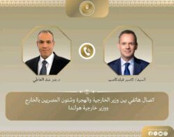 وزير الخارجية يتلقى اتصالاً هاتفياً من نظيره الهولندى. تلقى الدكتور بدر عبدالعاطي، وزير الخارجية والهجرة وشؤون المصريين بالخارج، أمس الاثنين، اتصالًا هاتفيًا من «كاسبر فيلدكامب»، وزير خارجية هولندا، وذلك في إطار التشاور الدوري حول سبل تعزيز العلاقات الثنائية وتبادل الرؤى بشأن مستجدات الأوضاع في قطاع غزة. شدد الوزير عبدالعاطي على أهمية توفير الحماية الأمنية للبعثة الدبلوماسية المصرية في هولندا، مشيراً إلى مسؤولية الجانب الهولندي بموجب القانون الدولى بحمايتها من أي تجاوزات، منوهاً بالاستياء البالغ من حادث الاعت/داء على مبني السفارة المصرية، ومسؤولية الجانب الهولندي عن عدم تكراره وما يؤدى إلى اتخاذ إجراءات من جانبنا في هذا الشأن. من جانبه، أعرب الوزير الهولندي عن بالغ الأسف إزاء الحادث الفردي الذي وقع أمام مقر السفارة المصرية في لاهاى، مشيراً إلى أنه تحدث في الأمر مع السلطات الأمنية المعنية واعتزامهم تكثيف الإجراءات الأمنية على السفارة المصرية، اتساقاً مع المسؤوليات التي تقع على عاتق الدولة المضيفة بموجب الاتفاقيات الدولية ذات الصلة، مشدداً على العلاقات الوثيقة التي تربط بلاده بمصر، والتي تستند على الاحترام المتبادل والمصالح المشتركة والعمل على الارتقاء بالعلاقات الثنائية في المجالات المختلفة، خاصة في المجال الاقتصادى والتجارى والاستثماري، وتعزيز التعاون في القطاعات المختلفة، بما يصب في مصلحة الشعبين. كما تبادل الوزيران الرؤى إزاء التطورات في منطقة الشرق الأوسط، وفى مقدمتها الأوضاع الكارثية في قطاع غ-زة. وزير الخارجية يتلقى اتصالاً هاتفياً من نظيره الهولندى.