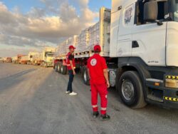 الهلال الأحمر: قافلة زاد العزة الـ18 محملةً ب 85 ألف سلة غذائية