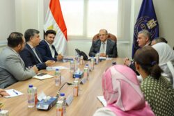 رئيس هيئة الدواء يبحث مع الشركة المصرية سبل توافر المستحضرات الدوائية.