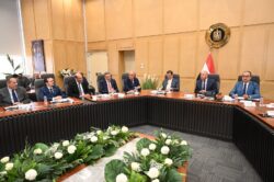 وزير الصناعة يبحث مع وزيري قطاع الأعمال والزراعة تعظيم زراعة الكتان.