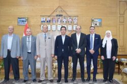 رئيس جامعة بنها يستقبل وفدا من لجنة قطاع الآداب بالمجلس الأعلي للجامعات.