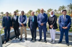 رئيس هيئة الدواء المصرية يجتمع مع سفير الهند بالقاهرة لبحث آليات تعزيز التعاون.