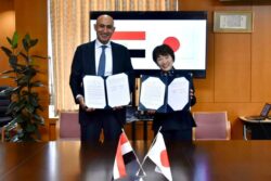 توقيع خطاب نوايا بين مصر واليابان لتعزيز التعاون في مجال التعليم. توقيع خطاب نوايا بين مصر واليابان لتعزيز التعاون في مجال التعليم. وزير التربية والتعليم يوقع خطاب نوايا مع نظيرته اليابانية للتوسع في آليات التعاون مع اليابان في مجال التعليم وفتح مجالات جديدة في دعم ذوي الإعاقة وتأسيس شراكات في مجال التعليم الفني والتدريب المهني. وقع السيد محمد عبد اللطيف وزير التربية والتعليم والتعليم الفني خطاب نوايا مع السيدة آبي توشيكو وزيرة التعليم والثقافة والرياضة والعلوم والتكنولوجيا اليابانية (MEXT)، وذلك بهدف التوسع في آليات التعاون مع اليابان في مجال التعليم وفتح مجالات جديدة في دعم ذوي الإعاقة وتأسيس شراكات في التعليم الفني والتدريب المهني. جاء ذلك بمقر وزارة التعليم اليابانية، على هامش مشاركة السيد الوزير محمد عبد اللطيف في مؤتمر طوكيو الدولي للتنمية في أفريقيا في دورته التاسعة، قمة "تيكاد ٩"، التي تستضيفها مدينة يوكوهاما اليابانية خلال الفترة من ٢٠ إلى ٢٢ أغسطس الجاري. وقد أعرب السيد الوزير عن بالغ شكره للسيدة الوزيرة آبي توشيكو على زيارتها إلى مصر، مثمنًا جهودها في تعزيز التعاون المشترك في مجال التعليم، ومؤكدًا رغبة الوزارة في مواصلة هذا التعاون المثمر، خاصة في ضوء النجاحات التي حققها مشروع المدارس المصرية اليابانية، والذي سيتم تسليط الضوء عليه خلال مؤتمر التيكاد بوصفه نموذجًا ناجحًا يمكن تعميمه في دول القارة الإفريقية. كما أعرب الوزير عن سعادته بتوسيع مجالات التعاون، لا سيّما تعزيز التعاون وفتح مجالات جديدة في دعم تعليم ذوي الإعاقة، وتأسيس شراكات في مجال التعليم الفني والتدريب المهني، مع التركيز على نقل الخبرات اليابانية في هذه المجالات الحيوية، خاصة في تخصص الزراعة. وخلال اللقاء وجّه السيد الوزير دعوة رسمية لنظيرته اليابانية لحضور حفل افتتاح المتحف المصري الكبير. ومن جانبها، أعربت السيدة آبي توشيكو عن سعادتها بتوقيع خطاب النوايا على هامش فعاليات مؤتمر "تيكاد٩"، مؤكدة أن هذا الإنجاز يُعد ثمرة للتعاون المستمر والجهود المشتركة التي بدأت منذ زيارة السيد الوزير إلى اليابان في فبراير الماضي. وأكدت الوزيرة اليابانية دعمها الكامل للاتفاقيات المبرمة بين وزارة التربية والتعليم المصرية والشركاء اليابانيين مثل "ياماها"، و"كاسيو"، و"سبريكس"، مشيرة إلى حرص وزارتها على إطلاق مشروعات جديدة ناجحة، لا سيما في مجالي التعليم الفني وتعليم ذوي الاحتياجات الخاصة، استكمالًا لنجاح مشروع المدارس المصرية اليابانية. كما أكدت الوزيرة اعتزاز بلادها بهذا المشروع الرائد، مشيرة إلى أنه سيتم عرض قصة نجاح المدارس المصرية اليابانية ضمن جناح وزارة التعليم اليابانية "EDUPORT" خلال مؤتمر "تيكاد٩"، بوصفه أحد النماذج الملهمة في التعاون الدولي في مجال التعليم. توقيع خطاب نوايا بين مصر واليابان لتعزيز التعاون في مجال التعليم.