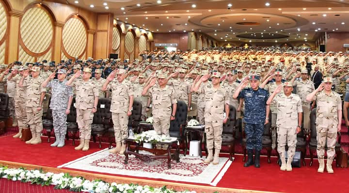 وزير الدفاع والإنتاج الحربى يلتقى بعدد من مقاتلى المنطقة الشمالية العسكرية.
