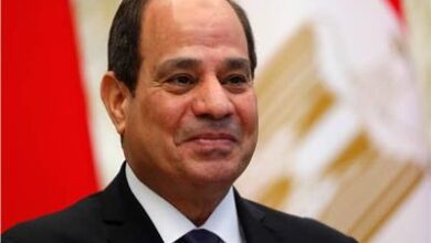 الرئيس السيسي يؤكد لأمير دولة قطر تضامن مصر الكامل واستعدادها لتقديم الدعم. أكد السيد الرئيس عبد الفتاح السيسي تضامن مصر الكامل مع قطر واستعدادها التام لتقديم كافة أشكال الدعم والمساندة لصون سيادتها والحفاظ على سلامة أراضيها. جاء ذلك خلال لقاء السيد الرئيس عبد الفتاح السيسي، اليوم، بالأمير تميم بن حمد آل ثاني أمير دولة قطر، وذلك عقب وصوله إلى الدوحة للمشاركة في أعمال القمة العربية الإسلامية الاستثنائية المنعقدة في العاصمة القطرية. وصرّح المتحدث الرسمي باسم رئاسة الجمهورية السفير محمد الشناوي بأن السيد الرئيس أعرب خلال اللقاء عن خالص تعازيه للأمير وللشعب القطري في ضحايا العدوان الإسرائيلي الغاشم على دولة قطر الشقيقة، مجدداً إدانة مصر واستنكارها لهذا الانتهاك السافر للسيادة القطرية، مؤكداً تضامن مصر الكامل مع قطر واستعدادها التام لتقديم كافة أشكال الدعم والمساندة لصون سيادتها والحفاظ على سلامة أراضيها. من جانبه، ثمّن الأمير تميم بن حمد مشاركة السيد الرئيس في القمة، معرباً عن تقديره الكبير للموقف المصري الرافض للاعتداء الإسرائيلي الغاشم والثابت تجاه القضايا العربية. وأضاف المتحدث الرسمي، أن اللقاء تناول أيضًا مستجدات الأوضاع في المنطقة وسبل استعادة الاستقرار الإقليمي، حيث شدد الزعيمان على أهمية بلورة رؤية مشتركة للعمل العربي الجماعي، وتشكيل جبهة موحدة لحماية الأمن القومي العربي. كما تم التأكيد على ضرورة مواصلة المساعي للتوصل إلى الوقف الفوري لإطلاق النار في قطاع غزة، وضمان إدخال المساعدات الإنسانية دون عوائق، والرفض القاطع لأي محاولات لتهجير الفلسطينيين من أرضهم. الرئيس السيسي يؤكد لأمير دولة قطر تضامن مصر الكامل واستعدادها لتقديم الدعم والمساندة.