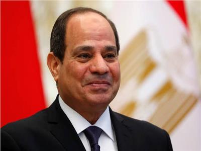 الرئيس السيسي يؤكد لأمير دولة قطر تضامن مصر الكامل واستعدادها لتقديم الدعم. أكد السيد الرئيس عبد الفتاح السيسي تضامن مصر الكامل مع قطر واستعدادها التام لتقديم كافة أشكال الدعم والمساندة لصون سيادتها والحفاظ على سلامة أراضيها. جاء ذلك خلال لقاء السيد الرئيس عبد الفتاح السيسي، اليوم، بالأمير تميم بن حمد آل ثاني أمير دولة قطر، وذلك عقب وصوله إلى الدوحة للمشاركة في أعمال القمة العربية الإسلامية الاستثنائية المنعقدة في العاصمة القطرية. وصرّح المتحدث الرسمي باسم رئاسة الجمهورية السفير محمد الشناوي بأن السيد الرئيس أعرب خلال اللقاء عن خالص تعازيه للأمير وللشعب القطري في ضحايا العدوان الإسرائيلي الغاشم على دولة قطر الشقيقة، مجدداً إدانة مصر واستنكارها لهذا الانتهاك السافر للسيادة القطرية، مؤكداً تضامن مصر الكامل مع قطر واستعدادها التام لتقديم كافة أشكال الدعم والمساندة لصون سيادتها والحفاظ على سلامة أراضيها. من جانبه، ثمّن الأمير تميم بن حمد مشاركة السيد الرئيس في القمة، معرباً عن تقديره الكبير للموقف المصري الرافض للاعتداء الإسرائيلي الغاشم والثابت تجاه القضايا العربية. وأضاف المتحدث الرسمي، أن اللقاء تناول أيضًا مستجدات الأوضاع في المنطقة وسبل استعادة الاستقرار الإقليمي، حيث شدد الزعيمان على أهمية بلورة رؤية مشتركة للعمل العربي الجماعي، وتشكيل جبهة موحدة لحماية الأمن القومي العربي. كما تم التأكيد على ضرورة مواصلة المساعي للتوصل إلى الوقف الفوري لإطلاق النار في قطاع غزة، وضمان إدخال المساعدات الإنسانية دون عوائق، والرفض القاطع لأي محاولات لتهجير الفلسطينيين من أرضهم. الرئيس السيسي يؤكد لأمير دولة قطر تضامن مصر الكامل واستعدادها لتقديم الدعم والمساندة.