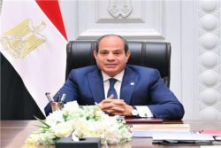 الرئيس السيسي: مصر لا تشارك في حصار قطاع غ-زة.. ولم تغلق معبر رفح. أكد السيد رئيس الجمهورية الرئيس عبد الفتاح السيسي، أن مصر لا تشارك في حصار قطاع غ-زة، مشيرا إلى أن مصر لم تغلق معبر رفح نهائيا. جاء ذلك خلال مشاركة السيد رئيس الجمهورية في مائدة إفطار مع الدارسين في الأكاديمية العسكرية المصرية، خلال جولته التفقدية داخل القيادة الاستراتيجية بالعاصمة الإدارية الجديدة؛ حيث دار حوارا مفتوحا بين السيد الرئيس وطلبة الأكاديمية؛ تطرق إلى الوضع بقطاع غ-زة والادعاءات الكاذبة التي تقلل من الدور المصري. وشدد الرئيس على أن مصر لم تغلق معبر رفح، وهو معبر لأفراد، بينما معبر "كرم أبو سالم" يربط إس-رائ-يل بقطاع غ-زة، مشيرا إلى أن القوات الإس-رائ-يلية تتواجد على الجانب الفلسطيني من معبر رفح، الذي تعرض تعرض للتدمير أربع مرات خلال الحرب الجارية بقطاع غ-زة، غير أن مصر قامت بإصلاحه، لافتا إلى أن إدخال المساعدات إلى القطاع؛ يستلزم التنسيق مع الجانب الإس-رائيلي. وأكد الرئيس السيسي أنه مسئول عن أمن وسلامة المصريين.. وقال: لا اتخذ مواقف أو إجراءات تؤدى إلى إيذاء الدولة؛ إلا في حالة فرض علينا، ذلك الأمر. كما شدد السيد رئيس الجمهورية على أن مصر تدافع عن نفسها فقط ولا تهاجم أحدا.. قائلا: ليس مطلوبا من مصر أن تهاجم أحدا.. نحن ندافع عن أنفسنا فقط". أكد السيد رئيس الجمهورية الرئيس عبد الفتاح السيسي أن مصر عملت، بكل قوتها؛ لإدخال المساعدات إلى قطاع غ-زة.. وقال: نحن متعاطفون مع أشقائنا الفلسطينيين بقطاع غ-زة، ونريد مساعدتهم؛ لذلك يجب أن ننتبه وألا يورطنا أحد وينبغي أن نكون واعين. وأشار إلى أن مصر لم ولن تعيق إدخال المساعدات الإنسانية إلى قطاع غ-زة، مضيفا أن احتلال اس-رائ-يل لـ "فيلادلفيا"؛ كان خرقا للمعاهدة التي نصت على عدم وصول قوات عسكرية إليه، موضحا أن وجود قوات عسكرية بممر فيلادلفيا؛ يعرقل الحركة تماما لمعبر رفح. ولفت السيد رئيس الجمهورية إلى أن الاعتداءات التي طالت بعض السفارات المصرية بالخارج؛ هدفها إرسال رسالة سلبية للرأي العام المصري، مبينا أن أمن وسلامة السفارات والبعثات الدبلوماسية؛ يقع على عاتق الدول المضيفة؛ وفقا للأعراف الدولية، مشيرا إلى أن مصر - بدورها - ملتزمة بحماية السفارات الأجنبية على أراضيها. الرئيس السيسي: مصر لا تشارك في حصار قطاع غ-زة.. ولم تغلق معبر رفح. 
