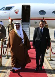 رئيس الوزراء يستقبل ولي عهد مملكة البحرين بمطار القاهرة الدولي.