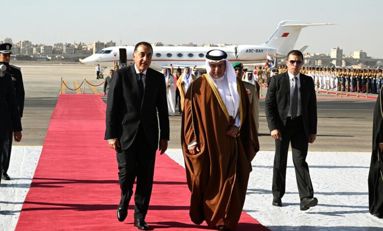رئيس الوزراء يستقبل ولي عهد مملكة البحرين بمطار القاهرة الدولي.