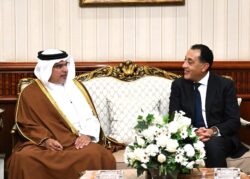 رئيس الوزراء يستقبل ولي عهد مملكة البحرين بمطار القاهرة الدولي.