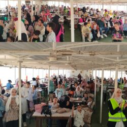 الجيل الديمقراطي بأسيوط ينظم جولة نيلية وفقرات دينية على ضفاف عبارة " سميح السعيد " .