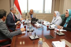 وزير الكهرباء يبحث مع مسئولي شركة الكازار الإماراتية تعزيز التعاون