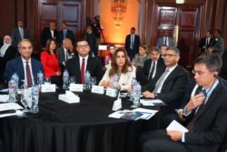 وزيرة التنمية المحلية تشهد إطلاق الاستراتيجية الوطنية للمدن الذكية في مصر. د.منال عوض : الاستراتيجية نقل نوعية في مسار التنمية العمرانية المستدامة د.منال عوض : الاستراتيجية تفتح آفاق أوسع للنمو الاقتصادي وتعزيز الاندماج الاجتماعي وتضع المواطن في صدارة أولويات التنمية وزيرة التنمية المحلية : الاستراتيجية تنطلق من رؤية وطنية شاملة تربط بين المدن القائمة والجديدة في إطار متكامل 🔳 الحكومة المصرية وضعت التنمية العمرانية المستدامة على رأس أولوياتها في برنامج عملها ............................................................. بيان صادر عن وزارة التنمية المحلية: أكدت الدكتورة منال عوض وزيرة التنمية المحلية والقائم بأعمال وزير البيئة، إن الاستراتيجية الوطنية للمدن الذكية في مصر، تمثل نقلة نوعية في مسار التنمية العمرانية المستدامة ، وأشارت د.منال عوض إلى أن الاستراتيجية الوطنية جاءت لتواجه التحديات الملحّة الناتجة عن التسارع العمراني، وتعزيز العدالة المكانية، ومواكبة متغيرات المناخ، وفي الوقت ذاته لفتح آفاق أوسع للنمو الاقتصادي وتعزيز الاندماج الاجتماعي، بما يضع المواطن المصري في صدارة أولويات التنمية وغايتها الأساسية. وأوضحت وزيرة التنمية المحلية أن هذه الاستراتيجية لا تقتصر على المدن الجديدة قيد الإنشاء، بل تنطلق من رؤية وطنية شاملة تربط بين المدن القائمة والجديدة في إطار واحد متكامل ، لافتة إلى أن التجارب الدولية أثبتت أن نجاح المدن الذكية لا يتحقق بمعزل عن المدن القائمة، وأن ضمان استدامة المستقبل يبدأ بمعالجة تحديات الحاضر ، مشيرة إلى إن بناء مدن ذكية لا يقوم على التكنولوجيا وحدها، بل يتطلب منظومة تشريعية وتنظيمية داعمة، وآليات تمويل مبتكرة، ومشاركة مجتمعية فاعلة تُمكّن المواطن من أن يكون شريكًا رئيسيًا في صياغة مستقبل مدينته. جاء ذلك خلال مشاركة وزيرة التنمية المحلية في حفل إطلاق الاستراتيجية الوطنية للمدن الذكية في مصر بحضور المهندس شريف الشربيني وزير الإسكان والمرافق والمجتمعات العمرانية والدكتور عمرو طلعت وزير الاتصالات وتكنولوجيا المعلومات والدكتور إبراهيم صابر محافظ القاهرة والمهندس عادل النجار محافظ الجيزة والسفير أندريس بوم سفير سويسرا في مصر وستيفان جيمبير، المدير الإقليمي لمصر واليمن وجيبوتي، الشرق الأوسط وشمال أفريقيا، البنك الدولي وعدد من المسئولين وشركاء التنمية في مصر وعدد من رؤساء شركات العقارات والمطورين العقاريين وأعضاء مجلس النواب . وأشارت وزيرة التنمية المحلية إلى أن الحكومة المصرية وضعت التنمية العمرانية المستدامة على رأس أولوياتها في برنامج عملها (2024–2027)، إدراكًا بأن العمران هو المحرك الرئيسي لضمان جودة الحياة لجميع المواطنين ، مشيرة إلى أنه ومن خلال هذا التوجه، تسعى وزارة التنمية المحلية إلى تطوير المدن القائمة عبر عدد من مجالات العمل: تحديث المخططات الاستراتيجية، وتحسين البنية التحتية، وتوسيع نطاق الخدمات الأساسية، ومعالجة العشوائيات والمناطق غير الآمنة ، كما تدعم الوزارة جهود الدولة في بناء مدن جديدة ذكية قادرة على استيعاب النمو السكاني، وخلق فرص اقتصادية، واحتضان الابتكار التكنولوجي. وشددت الدكتورة منال عوض على إن وزارة التنمية المحلية تدرك أن جوهر المدن الذكية ليس فقط إدخال التكنولوجيا، بل إعادة صياغة العلاقة بين المدينة والمواطن ، لذلك نرى أن الاستراتيجية تضع نهجًا ركيزته الأساسية هو الإنسان، يقوم على ضمان الإسكان الملائم، والخدمات الأساسية عالية الجودة، والتنقل الآمن، والفرص الاقتصادية الشاملة، والبيئة الصحية وهو ما يتوافق مع أهداف رؤية مصر 2030، ويرتبط مباشرة بالالتزامات الدولية للدولة المصرية. وقالت وزيرة التنمية المحلية أن أطلس المدن المصرية، الذي نفذناه بالتعاون مع البنك الدولي، يعد ركيزة أساسية ضمن مبادرة المدن المصرية المستدامة، إذ يوفر قاعدة بيانات دقيقة للمدن القائمة ويضع أساسًا علميًا لتخطيط المدن الجديدة ويعكس الأطلس رؤية متكاملة للاستدامة تقوم على أربعة أبعاد مترابطة: الاقتصادي، البيئي، الاجتماعي، والعمراني. وتتمثل الخطوة القادمة في تفعيل هذه الأبعاد داخل المدن القائمة لضمان استدامتها وتكاملها مع المدن الجديدة. وأشارت وزيرة التنمية المحلية إلى أن الاستراتيجية الوطنية للمدن الذكية لا تمثل فقط مشروعًا عمرانيًا، بل هي رؤية لمصر الحديثة: مدن جديدة تُدار بالبيانات والابتكار منذ البداية، ومدن قائمة تُعاد صياغتها لتصبح أكثر عدالة واستدامة. وهي رؤية تجعل من التكامل بين المدن القائمة والجديدة أساسًا لتحقيق التوازن بين الماضي والحاضر والمستقبل. وأكدت د. منال عوض أن وزارة التنمية المحلية ستظل ملتزمة بمواصلة هذا النهج المتكامل، مستندة إلى ما تحقق من إنجازات، ومعتمدة على شراكات قوية مع البنك الدولي وسائر شركاء التنمية. وزيرة التنمية المحلية تشهد إطلاق الاستراتيجية الوطنية للمدن الذكية في مصر.