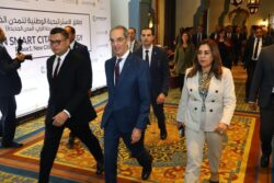 وزيرة التنمية المحلية تشهد إطلاق الاستراتيجية الوطنية للمدن الذكية في مصر. د.منال عوض : الاستراتيجية نقل نوعية في مسار التنمية العمرانية المستدامة د.منال عوض : الاستراتيجية تفتح آفاق أوسع للنمو الاقتصادي وتعزيز الاندماج الاجتماعي وتضع المواطن في صدارة أولويات التنمية وزيرة التنمية المحلية : الاستراتيجية تنطلق من رؤية وطنية شاملة تربط بين المدن القائمة والجديدة في إطار متكامل 🔳 الحكومة المصرية وضعت التنمية العمرانية المستدامة على رأس أولوياتها في برنامج عملها ............................................................. بيان صادر عن وزارة التنمية المحلية: أكدت الدكتورة منال عوض وزيرة التنمية المحلية والقائم بأعمال وزير البيئة، إن الاستراتيجية الوطنية للمدن الذكية في مصر، تمثل نقلة نوعية في مسار التنمية العمرانية المستدامة ، وأشارت د.منال عوض إلى أن الاستراتيجية الوطنية جاءت لتواجه التحديات الملحّة الناتجة عن التسارع العمراني، وتعزيز العدالة المكانية، ومواكبة متغيرات المناخ، وفي الوقت ذاته لفتح آفاق أوسع للنمو الاقتصادي وتعزيز الاندماج الاجتماعي، بما يضع المواطن المصري في صدارة أولويات التنمية وغايتها الأساسية. وأوضحت وزيرة التنمية المحلية أن هذه الاستراتيجية لا تقتصر على المدن الجديدة قيد الإنشاء، بل تنطلق من رؤية وطنية شاملة تربط بين المدن القائمة والجديدة في إطار واحد متكامل ، لافتة إلى أن التجارب الدولية أثبتت أن نجاح المدن الذكية لا يتحقق بمعزل عن المدن القائمة، وأن ضمان استدامة المستقبل يبدأ بمعالجة تحديات الحاضر ، مشيرة إلى إن بناء مدن ذكية لا يقوم على التكنولوجيا وحدها، بل يتطلب منظومة تشريعية وتنظيمية داعمة، وآليات تمويل مبتكرة، ومشاركة مجتمعية فاعلة تُمكّن المواطن من أن يكون شريكًا رئيسيًا في صياغة مستقبل مدينته. جاء ذلك خلال مشاركة وزيرة التنمية المحلية في حفل إطلاق الاستراتيجية الوطنية للمدن الذكية في مصر بحضور المهندس شريف الشربيني وزير الإسكان والمرافق والمجتمعات العمرانية والدكتور عمرو طلعت وزير الاتصالات وتكنولوجيا المعلومات والدكتور إبراهيم صابر محافظ القاهرة والمهندس عادل النجار محافظ الجيزة والسفير أندريس بوم سفير سويسرا في مصر وستيفان جيمبير، المدير الإقليمي لمصر واليمن وجيبوتي، الشرق الأوسط وشمال أفريقيا، البنك الدولي وعدد من المسئولين وشركاء التنمية في مصر وعدد من رؤساء شركات العقارات والمطورين العقاريين وأعضاء مجلس النواب . وأشارت وزيرة التنمية المحلية إلى أن الحكومة المصرية وضعت التنمية العمرانية المستدامة على رأس أولوياتها في برنامج عملها (2024–2027)، إدراكًا بأن العمران هو المحرك الرئيسي لضمان جودة الحياة لجميع المواطنين ، مشيرة إلى أنه ومن خلال هذا التوجه، تسعى وزارة التنمية المحلية إلى تطوير المدن القائمة عبر عدد من مجالات العمل: تحديث المخططات الاستراتيجية، وتحسين البنية التحتية، وتوسيع نطاق الخدمات الأساسية، ومعالجة العشوائيات والمناطق غير الآمنة ، كما تدعم الوزارة جهود الدولة في بناء مدن جديدة ذكية قادرة على استيعاب النمو السكاني، وخلق فرص اقتصادية، واحتضان الابتكار التكنولوجي. وشددت الدكتورة منال عوض على إن وزارة التنمية المحلية تدرك أن جوهر المدن الذكية ليس فقط إدخال التكنولوجيا، بل إعادة صياغة العلاقة بين المدينة والمواطن ، لذلك نرى أن الاستراتيجية تضع نهجًا ركيزته الأساسية هو الإنسان، يقوم على ضمان الإسكان الملائم، والخدمات الأساسية عالية الجودة، والتنقل الآمن، والفرص الاقتصادية الشاملة، والبيئة الصحية وهو ما يتوافق مع أهداف رؤية مصر 2030، ويرتبط مباشرة بالالتزامات الدولية للدولة المصرية. وقالت وزيرة التنمية المحلية أن أطلس المدن المصرية، الذي نفذناه بالتعاون مع البنك الدولي، يعد ركيزة أساسية ضمن مبادرة المدن المصرية المستدامة، إذ يوفر قاعدة بيانات دقيقة للمدن القائمة ويضع أساسًا علميًا لتخطيط المدن الجديدة ويعكس الأطلس رؤية متكاملة للاستدامة تقوم على أربعة أبعاد مترابطة: الاقتصادي، البيئي، الاجتماعي، والعمراني. وتتمثل الخطوة القادمة في تفعيل هذه الأبعاد داخل المدن القائمة لضمان استدامتها وتكاملها مع المدن الجديدة. وأشارت وزيرة التنمية المحلية إلى أن الاستراتيجية الوطنية للمدن الذكية لا تمثل فقط مشروعًا عمرانيًا، بل هي رؤية لمصر الحديثة: مدن جديدة تُدار بالبيانات والابتكار منذ البداية، ومدن قائمة تُعاد صياغتها لتصبح أكثر عدالة واستدامة. وهي رؤية تجعل من التكامل بين المدن القائمة والجديدة أساسًا لتحقيق التوازن بين الماضي والحاضر والمستقبل. وأكدت د. منال عوض أن وزارة التنمية المحلية ستظل ملتزمة بمواصلة هذا النهج المتكامل، مستندة إلى ما تحقق من إنجازات، ومعتمدة على شراكات قوية مع البنك الدولي وسائر شركاء التنمية. وزيرة التنمية المحلية تشهد إطلاق الاستراتيجية الوطنية للمدن الذكية في مصر.