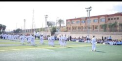 رئيس جامعة بنها يشهد إحتفالية بدء العام الدراسي الجديد. رئيس جامعة بنها يشهد إحتفالية بدء العام الدراسي الجديد. _ " الجيزاوي " حريصون على توفير جميع سبل الدعم والرعاية لأبنائنا الطلاب _ رئيس جامعة بنها للطلاب: "أنتم الأمل والمستقبل لوطننا العزيز مصر" شهد الدكتور ناصر الجيزاوي رئيس جامعة بنها ، مراسم أداء تحية العلم احتفالا ببدء العام الدراسي الجديد 2025/2026 م بملاعب الجامعة ، وذلك بحضور الدكتورة جيهان عبد الهادي نائب رئيس الجامعة لشئون الدراسات العليا والبحوث ، وعمداء ووكلاء الكليات ، والقيادات الأكاديمية والإدارية بالجامعة . وخلال كلمته قدم الدكتور ناصر الجيزاوي التهنئة للطلاب وأعضاء هيئة التدريس والعاملين والإداريين، بأطيب التهاني والتمنيات بعام دراسي مليء بالعطاء والنجاح قائلا: «أنتم جميعا تُشكِّلون القلب النابض لهذه الجامعة العريقة، وبجهودكم وتعاونكم تستمر مسيرة التميز والعطاء» ، موجها إياهم بأهمية الالتزام بالجدية والاجتهاد في الدراسة، مطالبا الطلاب بضرورة المشاركة فى مختلف الأنشطة الثقافية والرياضية والاجتماعية والفنية الهادفة وذلك لصقل مهاراتهم وقدراتهم إلى جانب الدراسة بما يساهم في بناء شخصيتهم. وأكد " الجيزاوي " حرص إدارة جامعة بنها على توفير جميع سبل الدعم والرعاية لأبنائها الطلاب وتوفير بيئة تعليمية محفزة وداعمة للتفوق والإبداع ، لافتا إلي أن الجامعة تنتهج خطط استحداث برامج جديدة بصفة مستمرة تتماشى مع متطلبات سوق العمل ووظائف المستقبل لتحقيق رؤية الدولة المصرية 2030 واستراتيجية وزارة التعليم العالي والبحث العلمي. كما أكد رئيس الجامعة علي أهمية انتظام الدراسة بمختلف كليات الجامعة من اليوم الأول للعام الدراسي الجديد ، موجها عمداء الكليات وأعضاء هيئة التدريس بعقد لقاءات لتعريف الطلاب الجدد بخريطة الأنشطة الطلابية بالجامعة وكيفية الاشتراك بهدف إعداد جيل قادر علي تحقيق مستقبل واعد لخدمة مجتمعه ووطنه . من جانبها أكدت الدكتورة جيهان عبد الهادي أن الجامعة لا تقتصر على كونها مؤسسة أكاديمية فحسب، بل هي بيئة متكاملة لصقل شخصية الطالب، وتنمية قدراته، وبناء وعيه، وتمكينه من أدوات المعرفة والابتكار، وتوسيع مداركه نحو آفاق المستقبل ، مشيرة إلي أن هذا الكرنفال الذي نشهده اليوم ليس مجرد احتفال، بل هو رسالة واضحة تعكس حرص الجامعة على توفير بيئة جامعية متكاملة، تجمع بين التميز الأكاديمي، والأنشطة الطلابية، والثقافية، والرياضية والاجتماعية، بما يرسخ قيم الانتماء، ويعزز روح التعاون والعمل الجماعي. ووجهت نائب رئيس الجامعة حديثها إلي الطلاب قائلة أنتم أمل هذه الأمة، وركيزة مستقبلها، وأعلى ما تملكه هذه الجامعة. لذا، فإننا نؤمن بقدراتكم، ونثق في عزيمتكم، وسنظل دائما داعمين لكم ميسرين لكل ما يعينكم على التميز والتفوق. وفي نهاية الاحتفالية، تفقد رئيس الجامعة ومرافقوه عدد من الأنشطة الطلابية المختلفة ، متمنيا للجميع عام دراسي مليئً بالإنجازات والنجاحات بإذن الله. رئيس جامعة بنها يشهد إحتفالية بدء العام الدراسي الجديد.