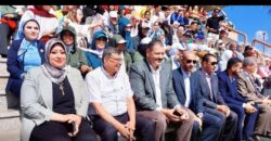 رئيس جامعة بنها يشهد إحتفالية بدء العام الدراسي الجديد. رئيس جامعة بنها يشهد إحتفالية بدء العام الدراسي الجديد. _ " الجيزاوي " حريصون على توفير جميع سبل الدعم والرعاية لأبنائنا الطلاب _ رئيس جامعة بنها للطلاب: "أنتم الأمل والمستقبل لوطننا العزيز مصر" شهد الدكتور ناصر الجيزاوي رئيس جامعة بنها ، مراسم أداء تحية العلم احتفالا ببدء العام الدراسي الجديد 2025/2026 م بملاعب الجامعة ، وذلك بحضور الدكتورة جيهان عبد الهادي نائب رئيس الجامعة لشئون الدراسات العليا والبحوث ، وعمداء ووكلاء الكليات ، والقيادات الأكاديمية والإدارية بالجامعة . وخلال كلمته قدم الدكتور ناصر الجيزاوي التهنئة للطلاب وأعضاء هيئة التدريس والعاملين والإداريين، بأطيب التهاني والتمنيات بعام دراسي مليء بالعطاء والنجاح قائلا: «أنتم جميعا تُشكِّلون القلب النابض لهذه الجامعة العريقة، وبجهودكم وتعاونكم تستمر مسيرة التميز والعطاء» ، موجها إياهم بأهمية الالتزام بالجدية والاجتهاد في الدراسة، مطالبا الطلاب بضرورة المشاركة فى مختلف الأنشطة الثقافية والرياضية والاجتماعية والفنية الهادفة وذلك لصقل مهاراتهم وقدراتهم إلى جانب الدراسة بما يساهم في بناء شخصيتهم. وأكد " الجيزاوي " حرص إدارة جامعة بنها على توفير جميع سبل الدعم والرعاية لأبنائها الطلاب وتوفير بيئة تعليمية محفزة وداعمة للتفوق والإبداع ، لافتا إلي أن الجامعة تنتهج خطط استحداث برامج جديدة بصفة مستمرة تتماشى مع متطلبات سوق العمل ووظائف المستقبل لتحقيق رؤية الدولة المصرية 2030 واستراتيجية وزارة التعليم العالي والبحث العلمي. كما أكد رئيس الجامعة علي أهمية انتظام الدراسة بمختلف كليات الجامعة من اليوم الأول للعام الدراسي الجديد ، موجها عمداء الكليات وأعضاء هيئة التدريس بعقد لقاءات لتعريف الطلاب الجدد بخريطة الأنشطة الطلابية بالجامعة وكيفية الاشتراك بهدف إعداد جيل قادر علي تحقيق مستقبل واعد لخدمة مجتمعه ووطنه . من جانبها أكدت الدكتورة جيهان عبد الهادي أن الجامعة لا تقتصر على كونها مؤسسة أكاديمية فحسب، بل هي بيئة متكاملة لصقل شخصية الطالب، وتنمية قدراته، وبناء وعيه، وتمكينه من أدوات المعرفة والابتكار، وتوسيع مداركه نحو آفاق المستقبل ، مشيرة إلي أن هذا الكرنفال الذي نشهده اليوم ليس مجرد احتفال، بل هو رسالة واضحة تعكس حرص الجامعة على توفير بيئة جامعية متكاملة، تجمع بين التميز الأكاديمي، والأنشطة الطلابية، والثقافية، والرياضية والاجتماعية، بما يرسخ قيم الانتماء، ويعزز روح التعاون والعمل الجماعي. ووجهت نائب رئيس الجامعة حديثها إلي الطلاب قائلة أنتم أمل هذه الأمة، وركيزة مستقبلها، وأعلى ما تملكه هذه الجامعة. لذا، فإننا نؤمن بقدراتكم، ونثق في عزيمتكم، وسنظل دائما داعمين لكم ميسرين لكل ما يعينكم على التميز والتفوق. وفي نهاية الاحتفالية، تفقد رئيس الجامعة ومرافقوه عدد من الأنشطة الطلابية المختلفة ، متمنيا للجميع عام دراسي مليئً بالإنجازات والنجاحات بإذن الله. رئيس جامعة بنها يشهد إحتفالية بدء العام الدراسي الجديد.