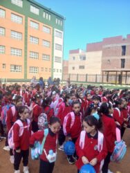 مدارس طوخ تستقبل الطلاب بالورد والبالونات والشيكولاتة والاغاني الوطنية.
