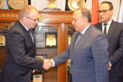 محافظ أسيوط يستقبل سفير جمهورية التشيك لبحث آفاق التعاون في التكنولوجيا والمشروعات الصغيرة .