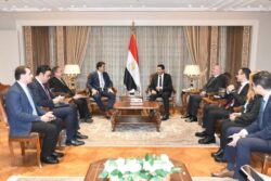 وزير الشباب والرياضة يلتقي الأمين العام المساعد للأمم المتحدة لشئون الشباب لبحث سبل تعزيز التعاون.