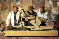 قصه إكتشاف كنوز الملك الذهبى توت عنخ آمون أعظم كنوز" التاريخ المصري القديم "