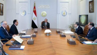 اجتمع السيد الرئيس عبد الفتاح السيسي، اليوم، مع الدكتور مصطفى مدبولي رئيس مجلس الوزراء، والدكتور أشرف صبحي وزير الشباب والرياضة، والفريق أحمد الشاذلي مُستشار رئيس الجمهورية للشئون المالية، واللواء خالد أحمد عبد الله رئيس هيئة الشئون المالية للقوات المسلحة، واللواء وليد محمد عارف رئيس الهيئة الهندسية للقوات المسلحة. وصرح المُتحدث الرسمي باِسم رئاسة الجمهورية بأنه تم خلال الاجتماع مُناقشة عددٍ من الموضوعات المُتعلقة بالمنظومتين الشبابية والرياضية في مصر، حيث استعرض السيد وزير الشباب والرياضة جهود وبرامج رعاية وتنمية النشء والشباب والرياضة، مُشيراً في هذا الصدد إلى أنه في الفترة من عام ٢٠١٨ حتى عام ٢٠٢٥ تم تنفيذ ٥٣٢ برنامج ونشاط للتنشئة استفادة منها حوالي ٢٤ مليوناً من النشء، و١١٥٠ برنامج ونشاط للشباب استفادة منهم ٧٠ مليون شاب وفتاة، و٩٢٨ برنامج ونشاط رياضي استفادة منها ١٩ مليوناً من الشباب والرياضيين. وفي ذات السياق، استعرض السيد الوزير المنهجية المُتكاملة لتنمية النشء والشباب والتطوير الرياضي في مصر من خلال الاتحادات الرياضية والشبابية، والمدن والمعسكرات الشبابية، والأندية الرياضية وغيرها من الأندية الأخرى، ومراكز الابتكار الشبابي، ومراكز التنمية الشبابية ومراكز الشباب. وأوضح السفير محمد الشناوي، المُتحدث الرسمي، أن السيد الوزير تناول كذلك الجهود المبذولة لتطوير مراكز الشباب لخدمة الشباب في كافة المجالات الرياضية وغيرها، بما في ذلك التمكين الرياضي والمجتمعي والوعي الصحي والاقتصادي والثقافي والعلمي والرقمي والسياسي، فضلاً عن خدمة المجتمع والتنمية البشرية. وأشار السيد الوزير إلى الجهود التي تبذلها الوزارة في إطار دفع منظومة الشباب والرياضة في مصر قدماً، وذلك بالتعاون والمُشاركة مع القطاع الخاص، مُوضحاً في هذا الصدد أن مُساهمة الرياضة في الناتج المحلي الإجمالي بلغت ١.٣٤٪، كما بلغ عائد الطرح الاستثماري بالمشاركة مع القطاع الخاص في مجال الشباب والرياضة ٣٤ مليار جنيه في الفترة من ٢٠١٨ حتى ٢٠٢٥، وبلغ عدد شركات الخدمات الرياضية القائمة ٥٤٨ شركة. كما تطرق السيد الدكتور أشرف صبحي إلى الجهود المبذولة لتطوير مراكز الطب الرياضي القائمة، والإنشاءات الشبابية والرياضية، موضحاً في هذا الخصوص أنه تم في الفترة من ٢٠١٨ حتى ٢٠٢٥ إقامة ١٠٢٨ مركز شباب في إطار مشروع حياة كريمة، واستعرض في هذا الصدد تطورات إنشاء مراكز التنمية الشبابية، والمدن الشبابية، وتطوير الملاعب، وإنشاء الأندية بالمحافظات المختلفة. ونوه إلى تطورات المشروع القومي للمعسكرات بالمحافظات المختلفة الذي يهدف إلى تنفيذ برامج متكاملة لتنمية النشء والشباب وتسهيل الأنشطة الرياضية بهدف الحفاظ على الصحة، وبناء الإنسان، مشيرا في هذا الصدد إلى أن تلك البرامج تستهدف الطبقات الاجتماعية المختلفة، والمدارس الأجنبية والدولية وأعضاء الأندية الرياضية. وذكر المتحدث الرسمي أن الاجتماع تناول كذلك مسألة التطوير المؤسسي والتشريعي للمنظومة الشبابية والرياضية، بما في ذلك تطوير الهيكل التنظيمي لوزارة الشباب والرياضة وتنظيم عملها، وتعديل قانون الهيئات الشبابية، وتعديل قانون الرياضة وإصدار اللوائح المنظمة لحوكمة تنفيذ القانون، وكذا تشكيل كل اللجان اللازمة لضمان الحوكمة والشفافية، كما تم استعراض الجهود المبذولة لأن تكون مصر مركزاً لاستضافة وتنظيم البطولات والأحداث الرياضية القارية والدولية، وكذا لإعداد وتأهيل الفرق واللاعبين المصريين، ولاكتشاف وتنمية ورعاية المواهب الرياضية، بما في ذلك عن طريق التعاون مع القطاع الخاص. وتناول السيد الوزير الإجراءات المُتخذة لتنفيذ الاستراتيجية الوطنية للشباب والرياضة ٢٠٢٥ - ٢٠٣٢، والتي جاءت استكمالاً للجهود القائمة، بحيث تؤدي إلى رفع أداء الدولة في المؤشرات الدولية في هذا المجال. وأضاف المتحدث الرسمي أن السيد الرئيس شدد على ضرورة الاهتمام بالشباب وبنشر ثقافة الرياضة بين أبناء الشعب المصري في مختلف اللُعُبات، واتخاذ كل ما يلزم من إجراءات للارتقاء بالعمل الشبابي والرياضي لأعلى المستويات وفقا لمنهجية علمية، لضمان تحقيق العائد من الاستثمار في رأس المال البشري، وهو الأمر الذي سوف يساهم في التطوير وتحقيق التنمية والتنشئة المتكاملة والصحية للشباب والنشء والحفاظ على الصحة العامة للمصريين من خلال ممارسة الرياضة والأنشطة البدنية وجعلها ثقافة وأسلوب حياة بين المصريين.
