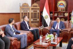 نائب وزير الصحة يبحث مع محافظ مطروح دعم البنية الصحية وتسريع مشروعات التطوير بالمحافظة.