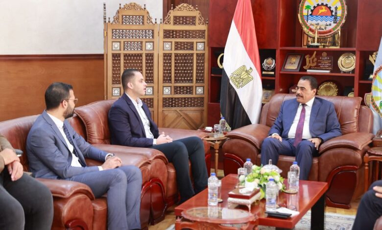 نائب وزير الصحة يبحث مع محافظ مطروح دعم البنية الصحية وتسريع مشروعات التطوير بالمحافظة.
