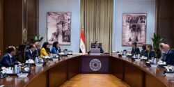 رئيس الوزراء يستقبل وفد البنك الدولي لمناقشة فرص التعاون في مجالات البنية التحتية.